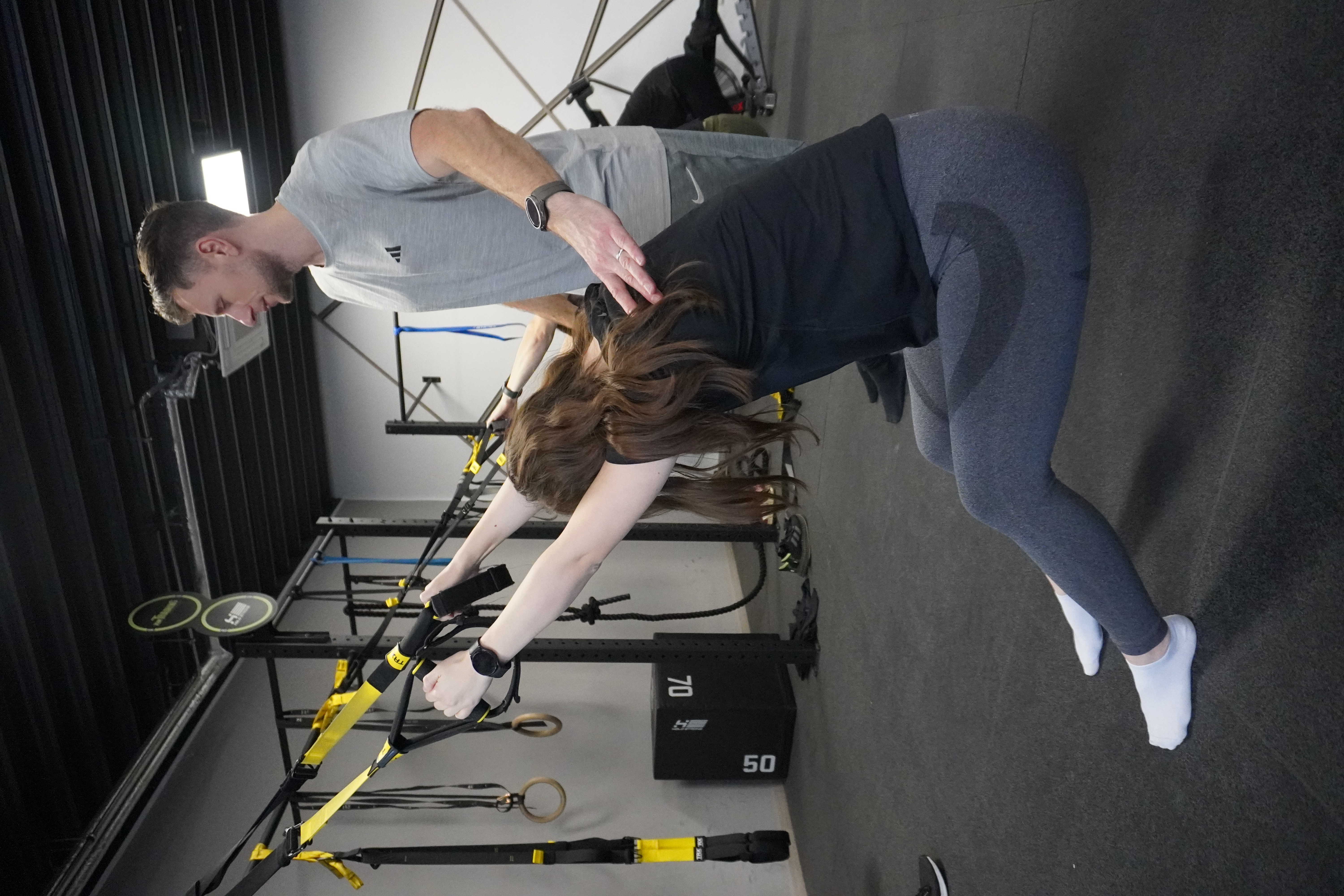 Personal Training in Bottrop – Trainer korrigiert Technik beim funktionellen Training